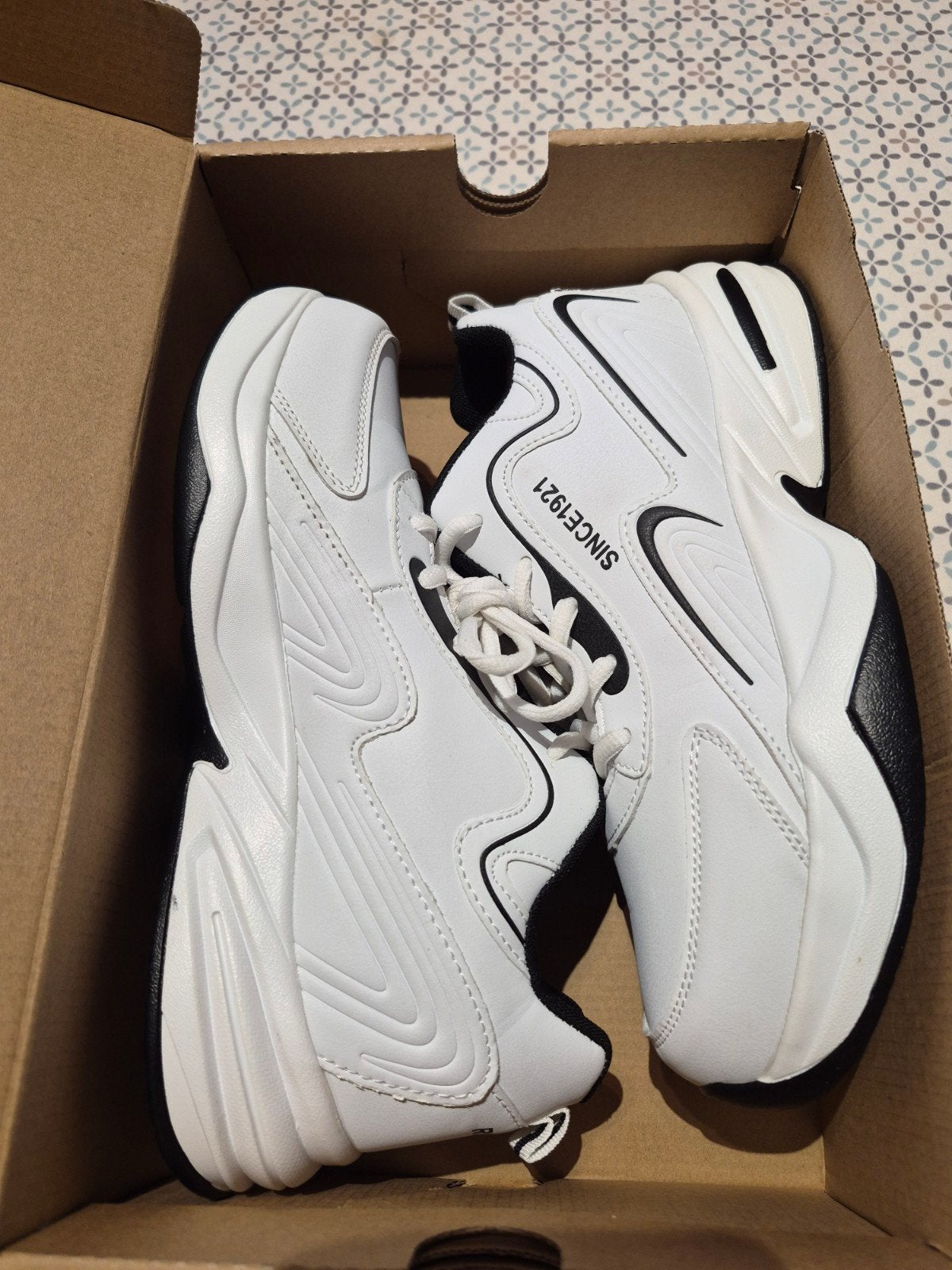 Nieuwe sportschoenen, Enlèvement, Neuf