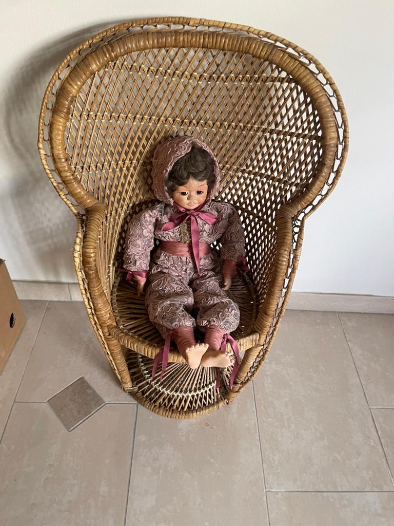 Rotan  poppestoel met pop, Ophalen of Verzenden, Zo goed als nieuw