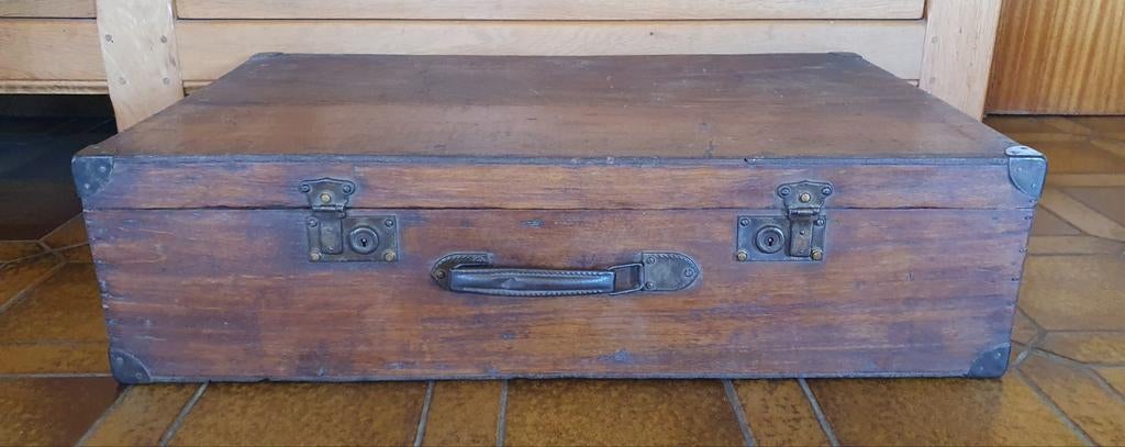 Imposante ancienne grande valise en bois et métal, Enlèvement