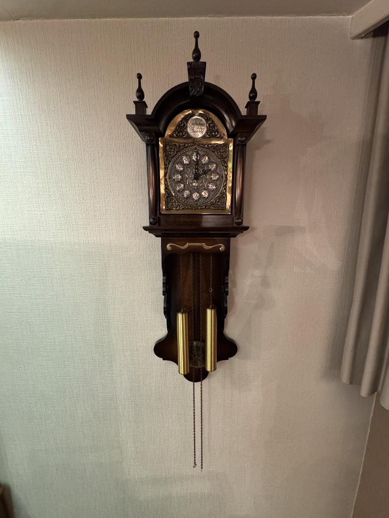 Klassieke wandklok in massief hout met messing wijzerplaat, Antiek en Kunst, Antiek | Klokken, Ophalen