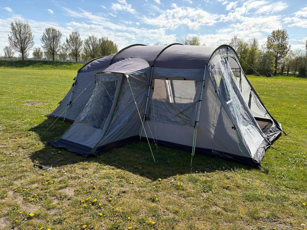 Tent Outwell Montana 6 + tapijt + voortent, Caravans en Kamperen, Ophalen, Zo goed als nieuw
