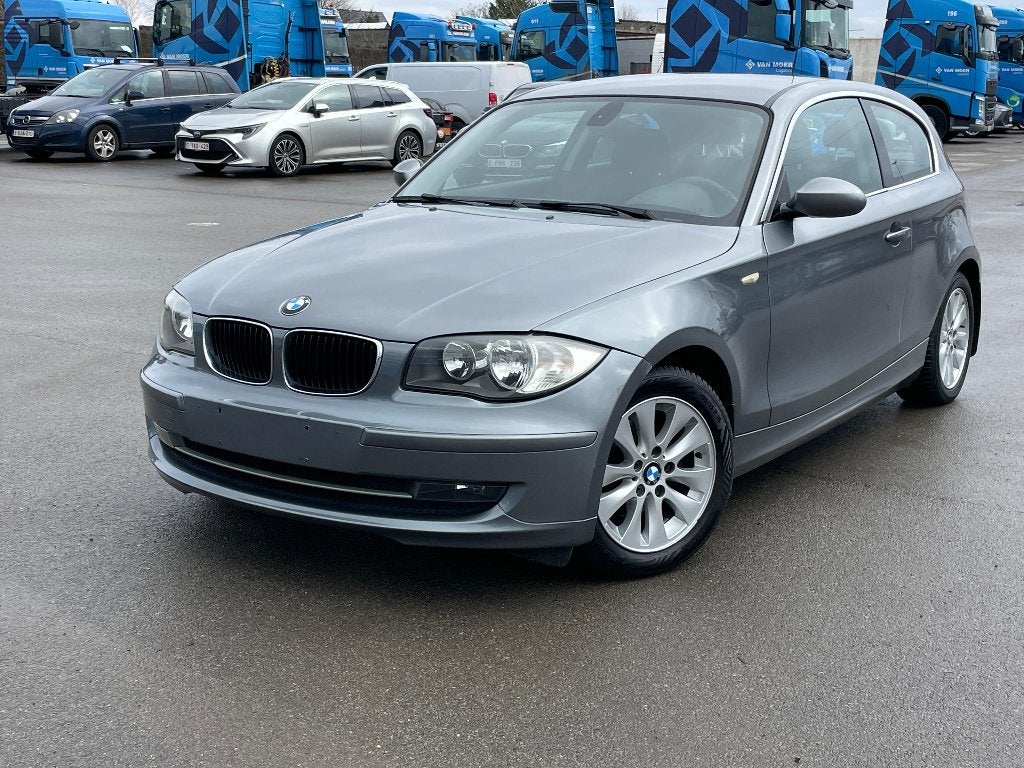 ⁠  ⁠BMW 116i Benzine 2.L / 2009 / 83000.km / 6 Vites / Airco, Auto's, 1 Reeks, Bedrijf, Handgeschakeld, Grijs