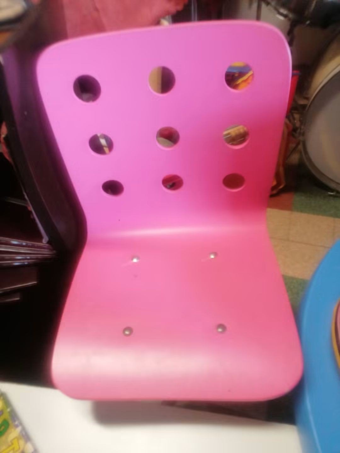 chaise de bureau rose, Enlèvement