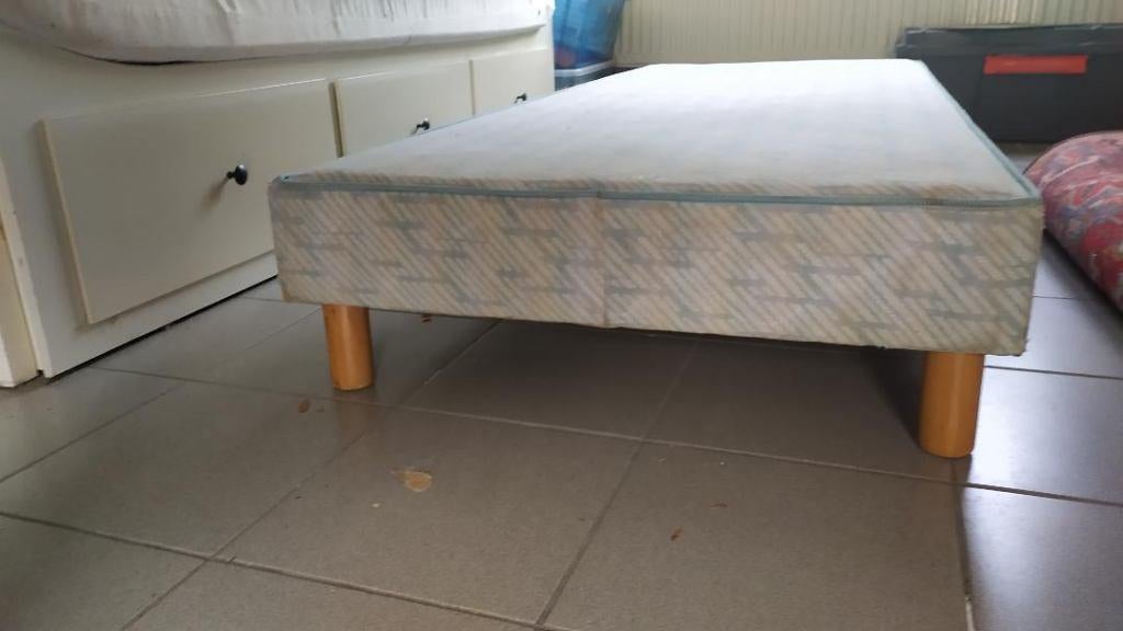 sommier tapissier avec pieds, Ophalen, Gebruikt, 90 cm, Eenpersoons