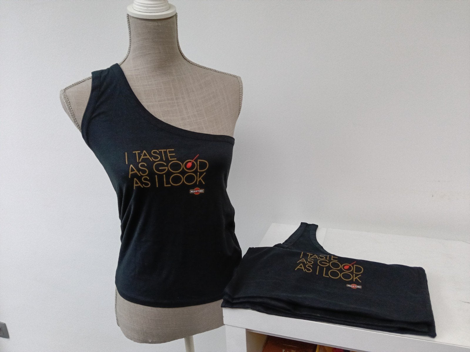 Martini, top met 1 schouderband. Maat M. Nieuw., Kleding | Dames, Ophalen of Verzenden, Maat 38/40 (M)