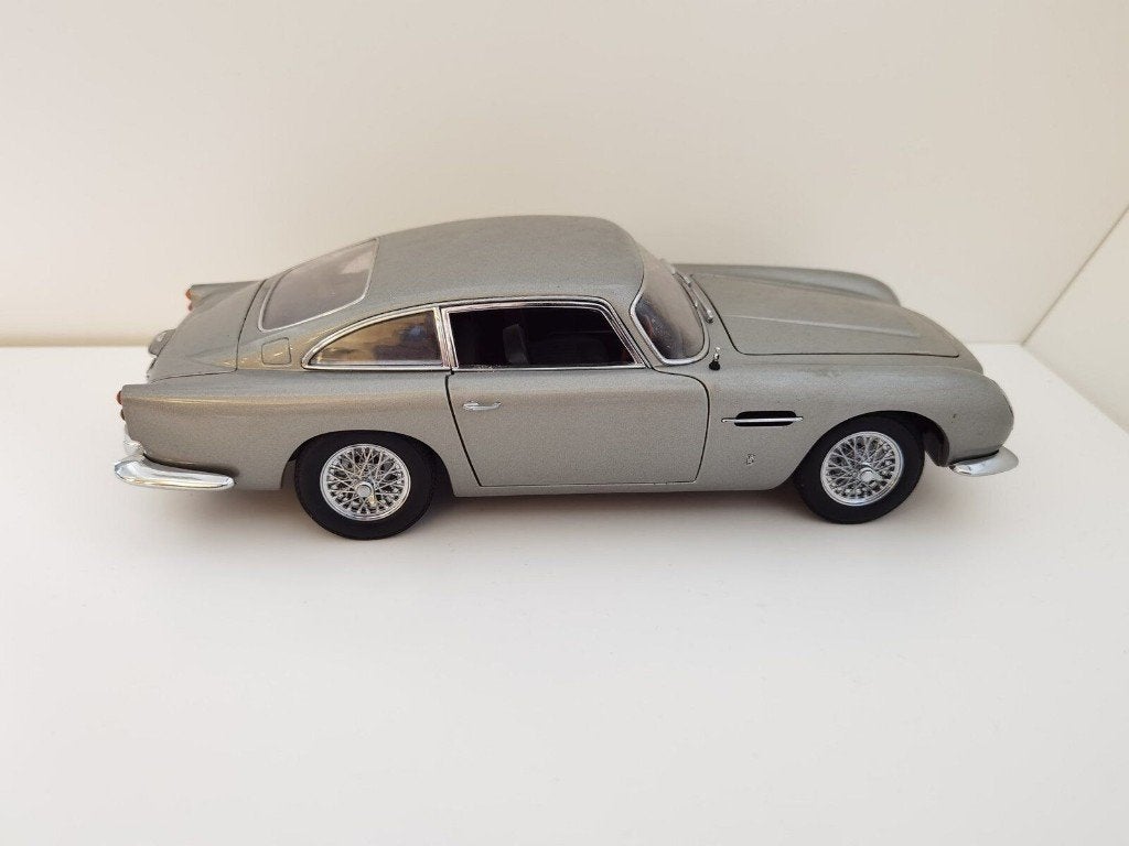 JAMES BOND 007 ASTON MARTIN DB5 1964 1/18 AUTO ART NEUVE, Hobby en Vrije tijd, Modelauto's | 1:18, Ophalen of Verzenden, Nieuw