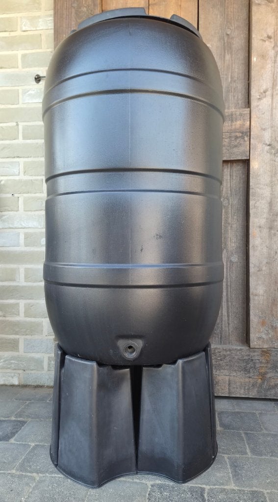 Zwarte kunststof regenton met voet - 210L, 150 liter of meer, Ophalen, Zo goed als nieuw, Kunststof