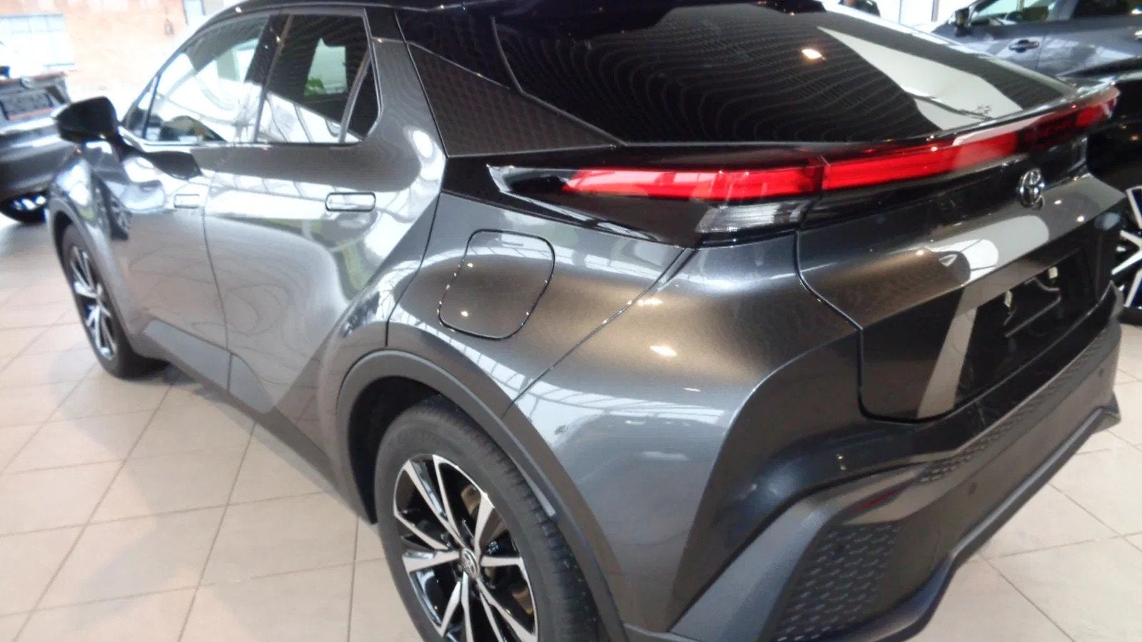 Toyota C-HR DYNAMIC PLUS (bj 2025, automaat), Auto's, Toyota, Automaat, Stof, Zwart, 5 zetels