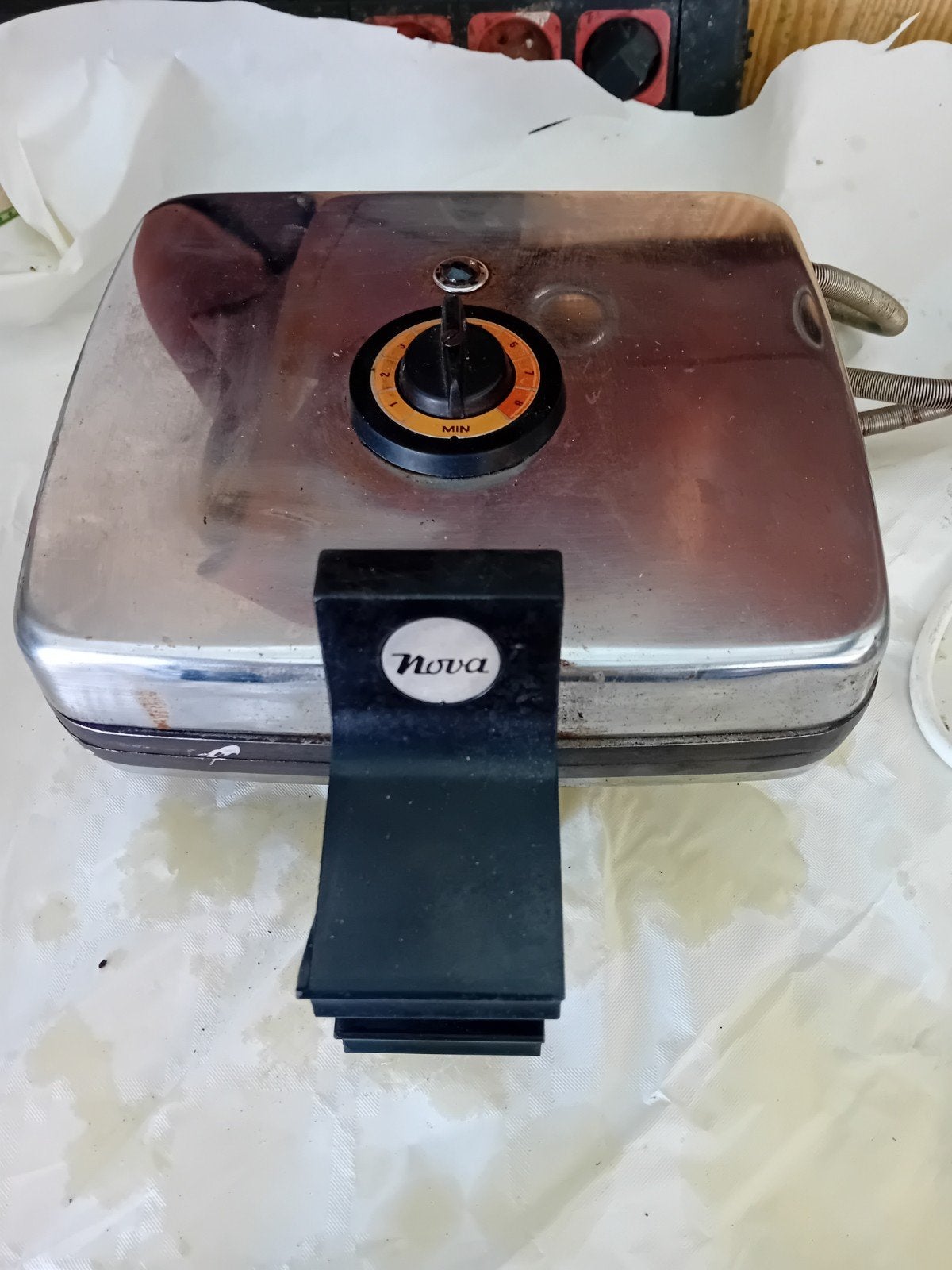 Gaufrier de marque Nova  de 1050w. Le thermostat est grippé
