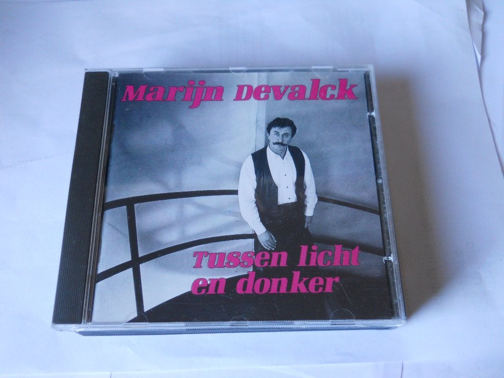 CD - MARIJN DEVALCK - TUSSEN LICHT EN DONKER, Ophalen of Verzenden, Zo goed als nieuw, Pop, Eerste persing