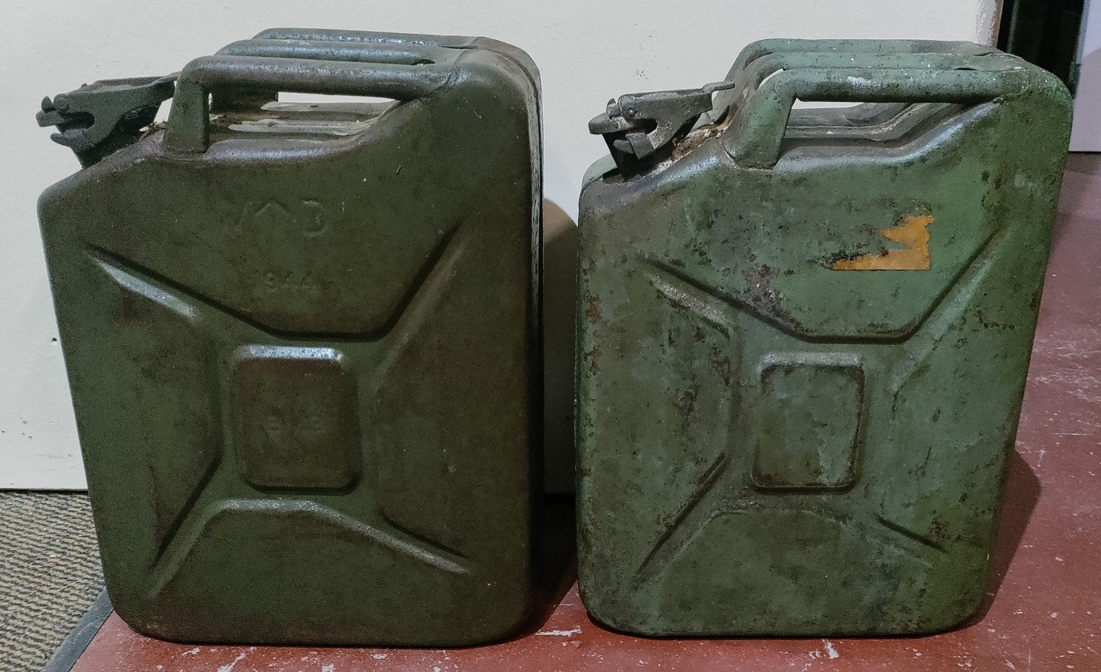 2 jerricans vintage 1944 = 15 EUR par pièce, Enlèvement