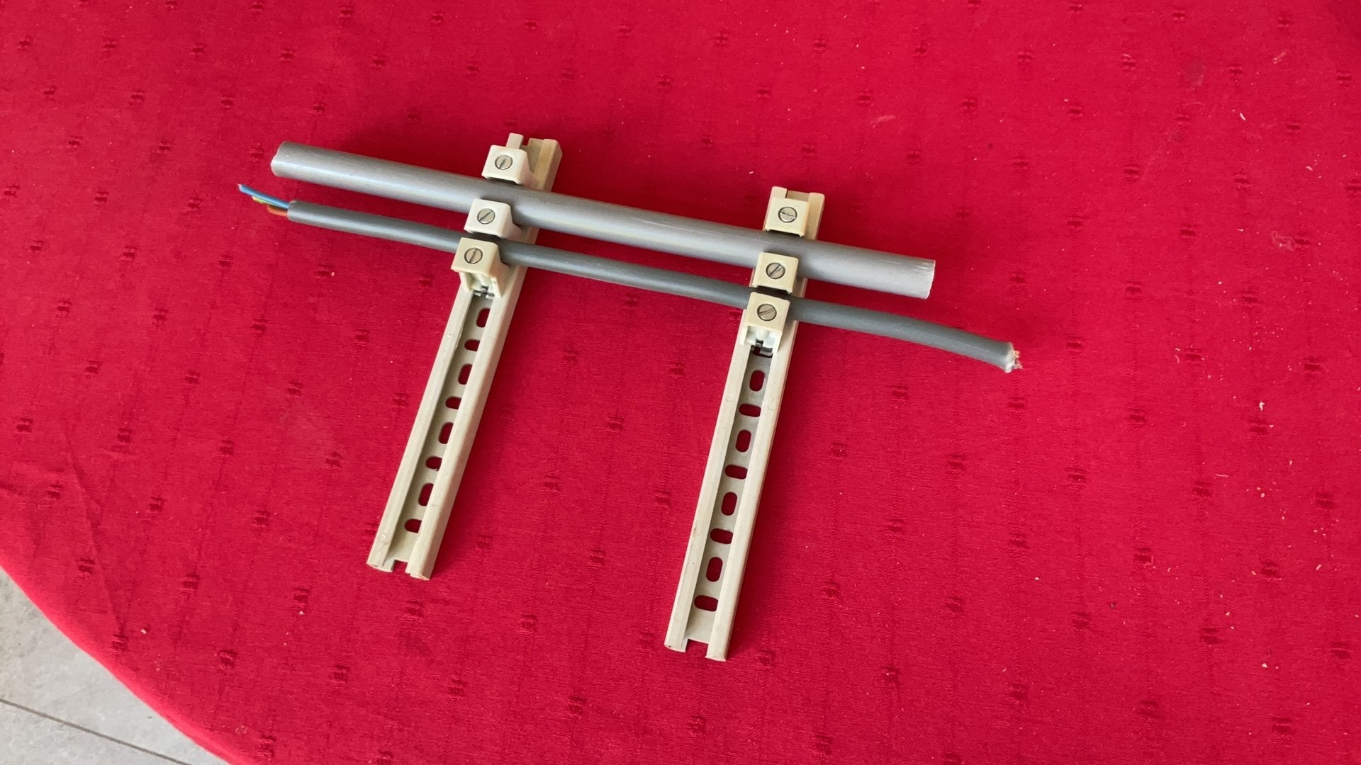 Bevestiging voor buis en kabel, Doe-het-zelf en Bouw, Ophalen, Gebruikt