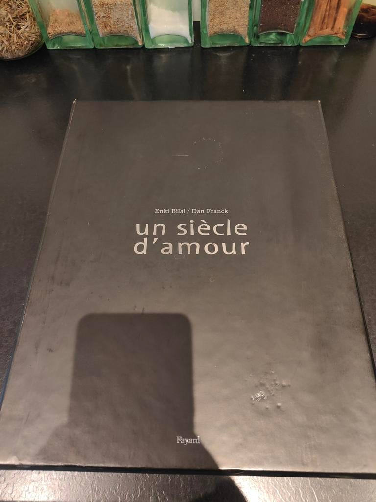 Coffret livre de Enki Bilal "un siècle d'amour" + lithograph, Boeken, Ophalen
