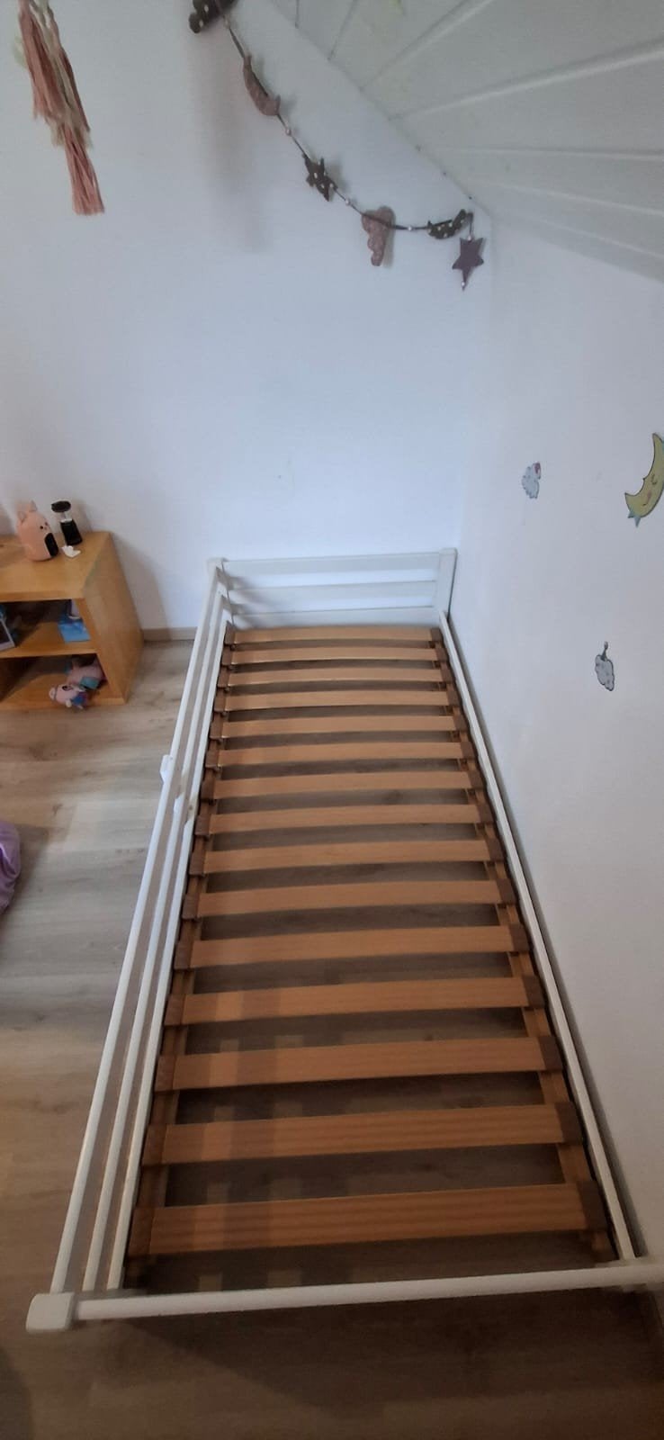 Lit enfant avec barrieres 1m x 2m + sommier a lattes, 85 à 100 cm, Sommier à lattes, Enlèvement, 180 cm ou plus