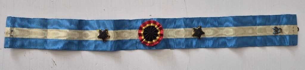 Ceinture de décoration belge ancienne avec attributs, Enlèvement