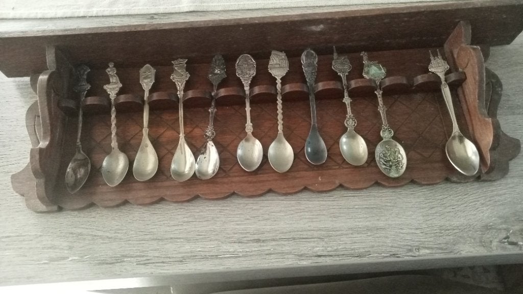 Souvenir vorkjes en lepeltjes, Enlèvement