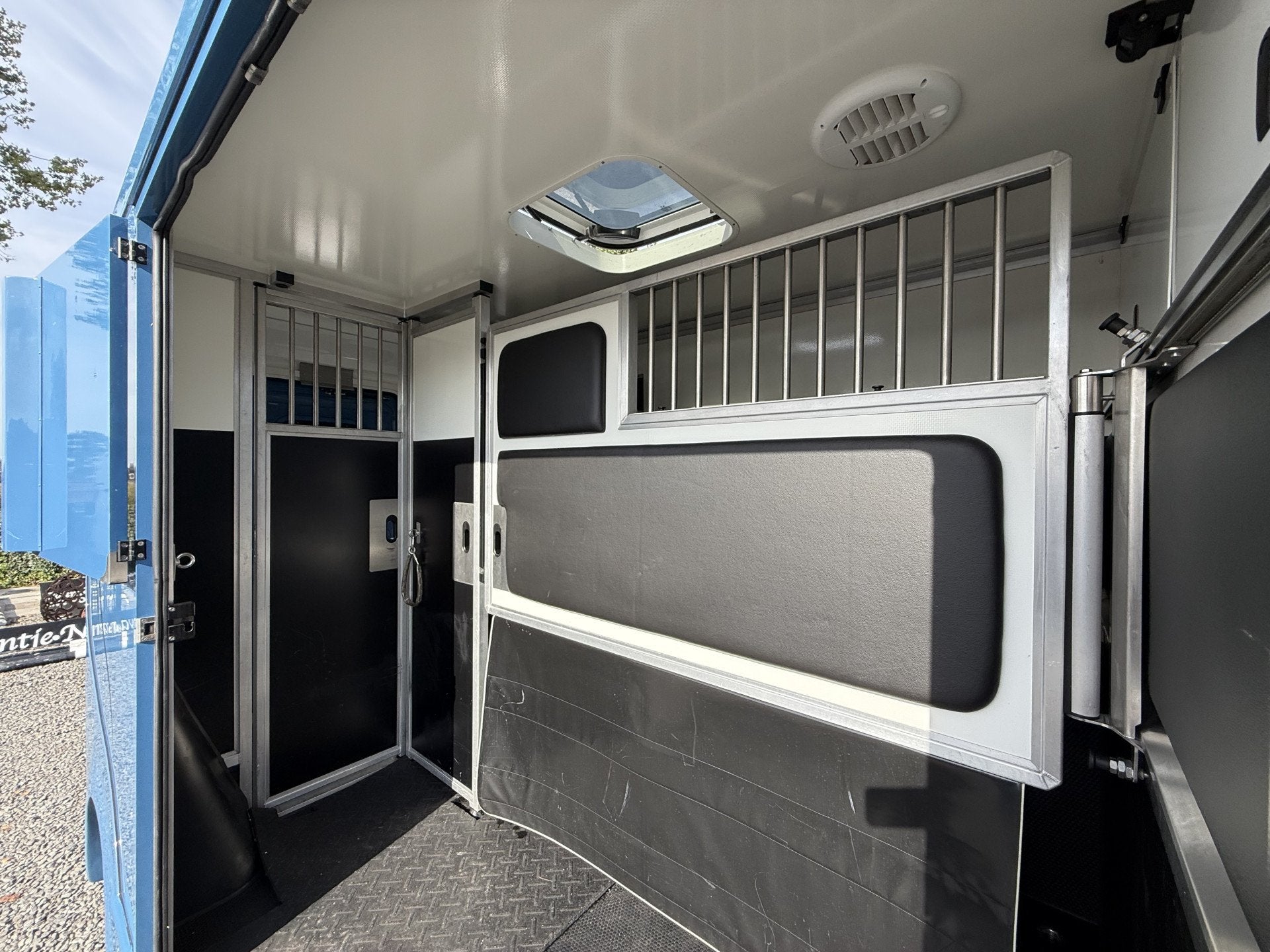 Renault Master | HORSETRUCK | KRISMAR | STALLION 3XL | 2021, Dieren en Toebehoren, Weduwestraat 12
4884MV  WERNHOUT, NL, Paardenwagentje NL | MVV HORSETRUCKS