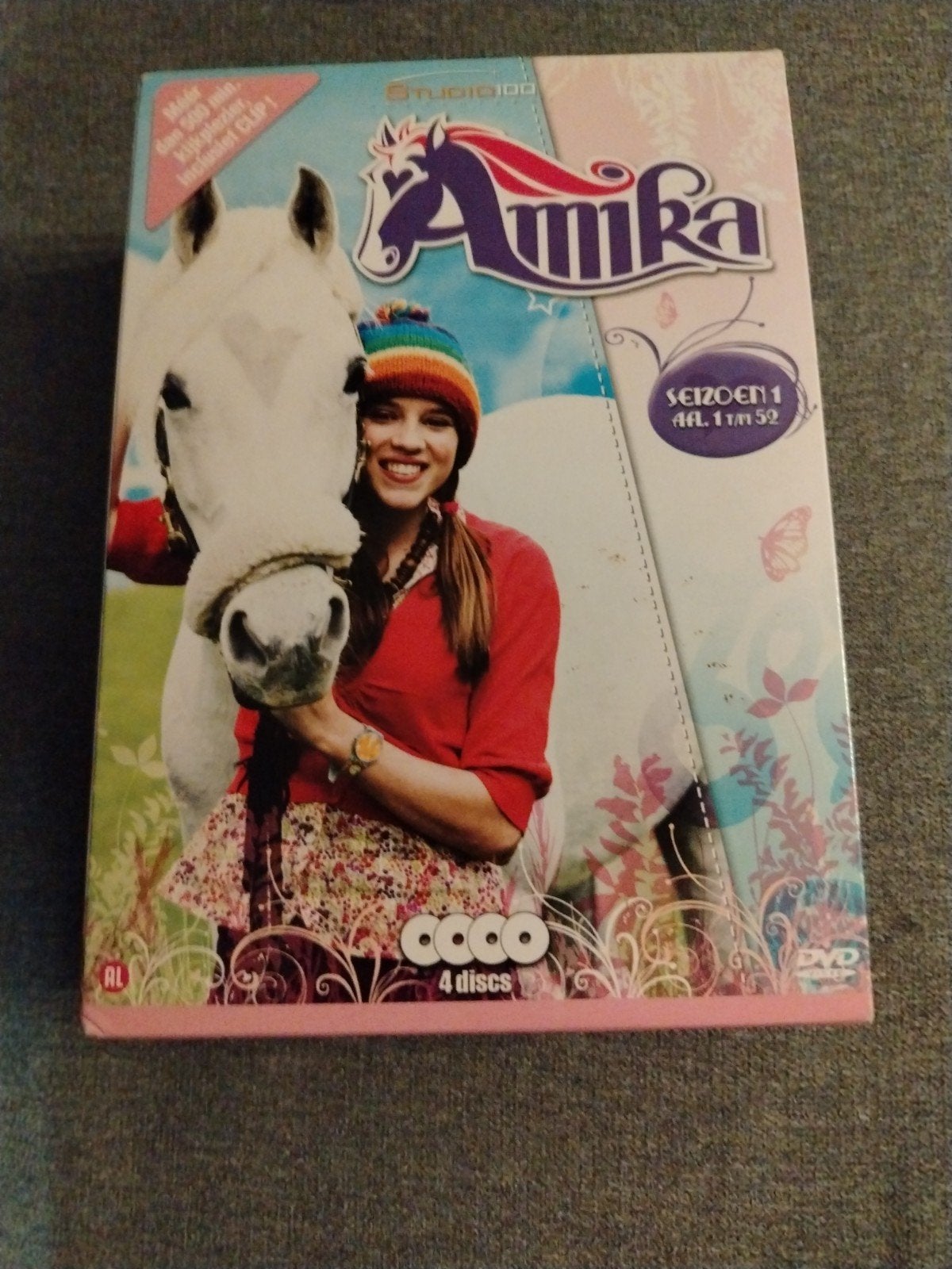 Amika – Seizoen 1 – complete dvd-box – 4 dvd's, Ophalen