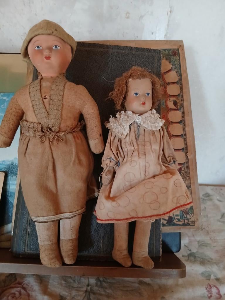 2 oude poppen ergens uit 1800 richtprijs 100 eu samen, Antiek en Kunst, Ophalen