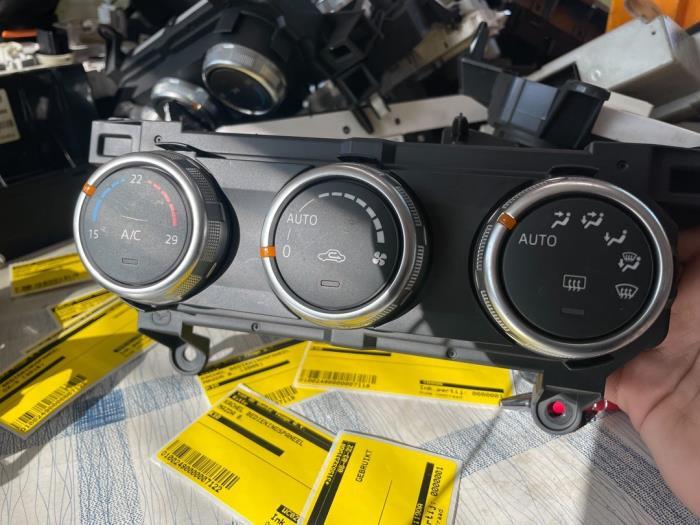 Kachel Bedieningspaneel van een Mazda CX-3, Ophalen of Verzenden, 3 maanden garantie, Gebruikt, Mazda