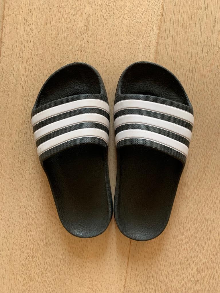 Slippers Adidas maat 31, Ophalen, Zo goed als nieuw