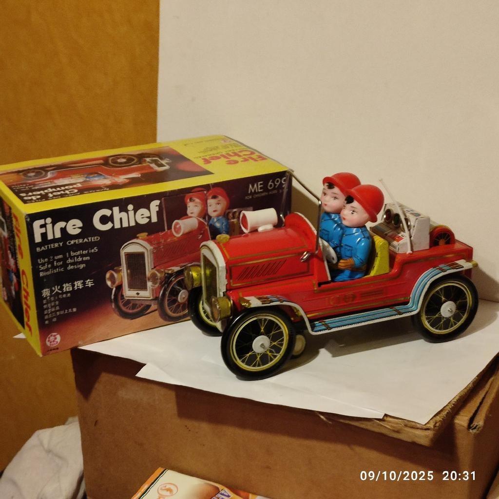 Ancienne voiture en tôle avec sa boîte ., Enlèvement ou Envoi, Neuf