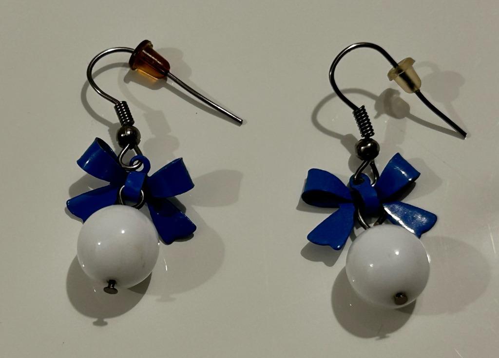 Oorbellen met witte kraal en blauwe strik, Bijoux, Sacs & Beauté, Boucles d'oreilles, Enlèvement ou Envoi, Neuf, Blanc, Pendantes