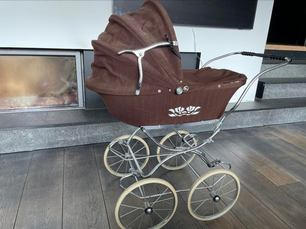 Vintage poppenwagen + 5 poppen en toebehoren, Ophalen