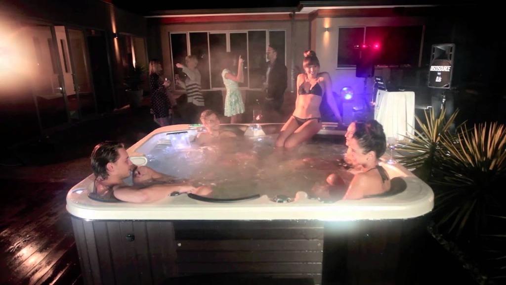 2 voorraad jacuzzi 5 plaatsen afdekking+trap+producten+alles, Tuin en Terras, Ophalen of Verzenden, Nieuw
