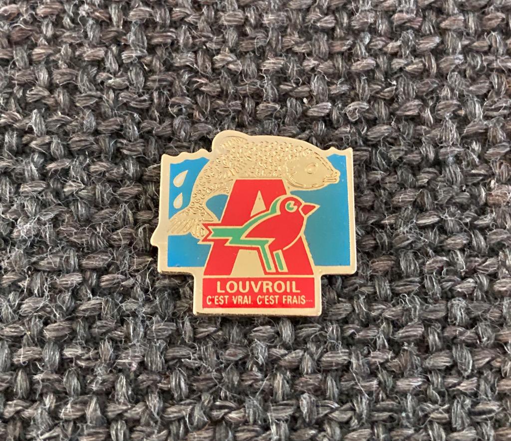 PIN - AUCHAN - LOUVROIL, Envoi, Utilisé, Autres sujets/thèmes, Insigne ou Pin's