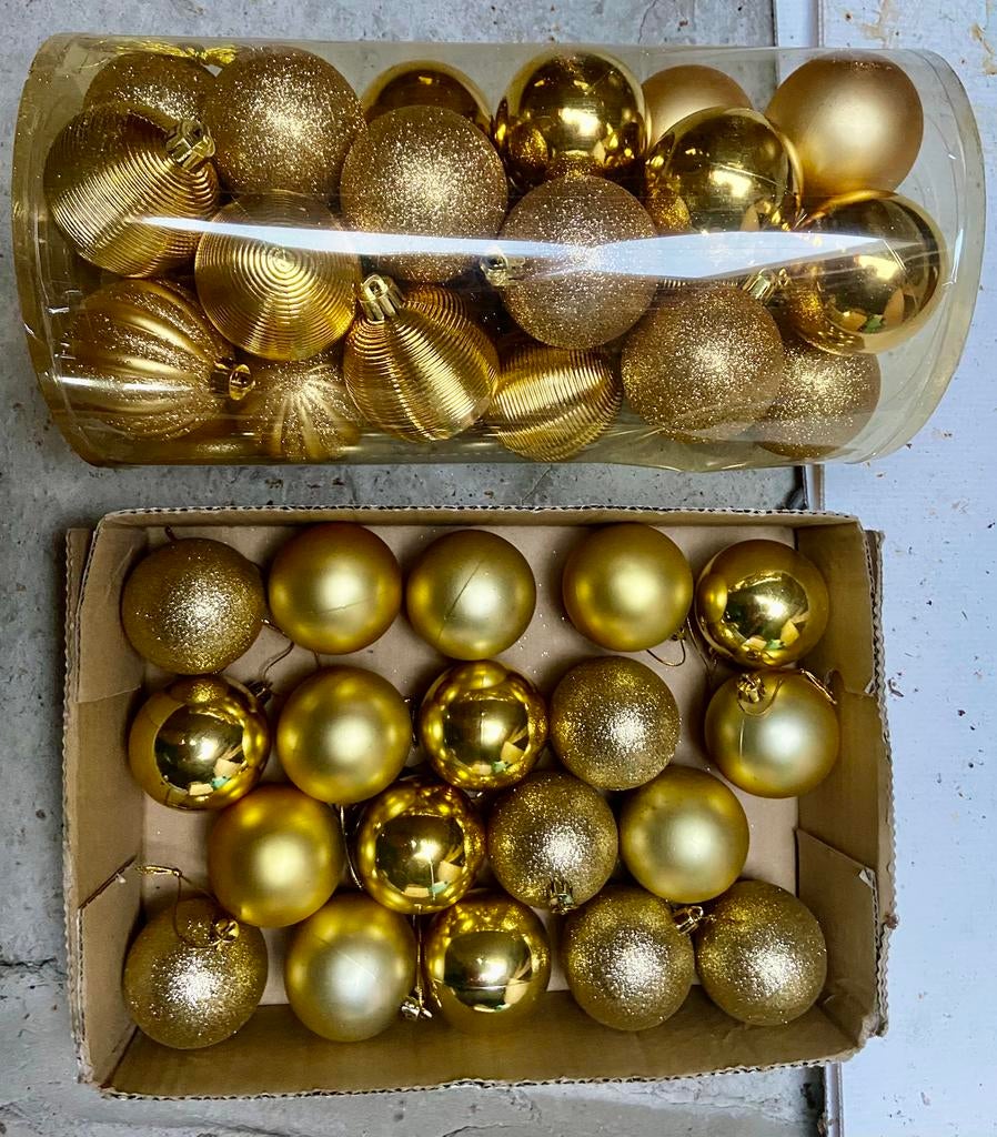 60 kerstballen diverse tinten goud - nooit gebruikt, Ophalen of Verzenden, Nieuw