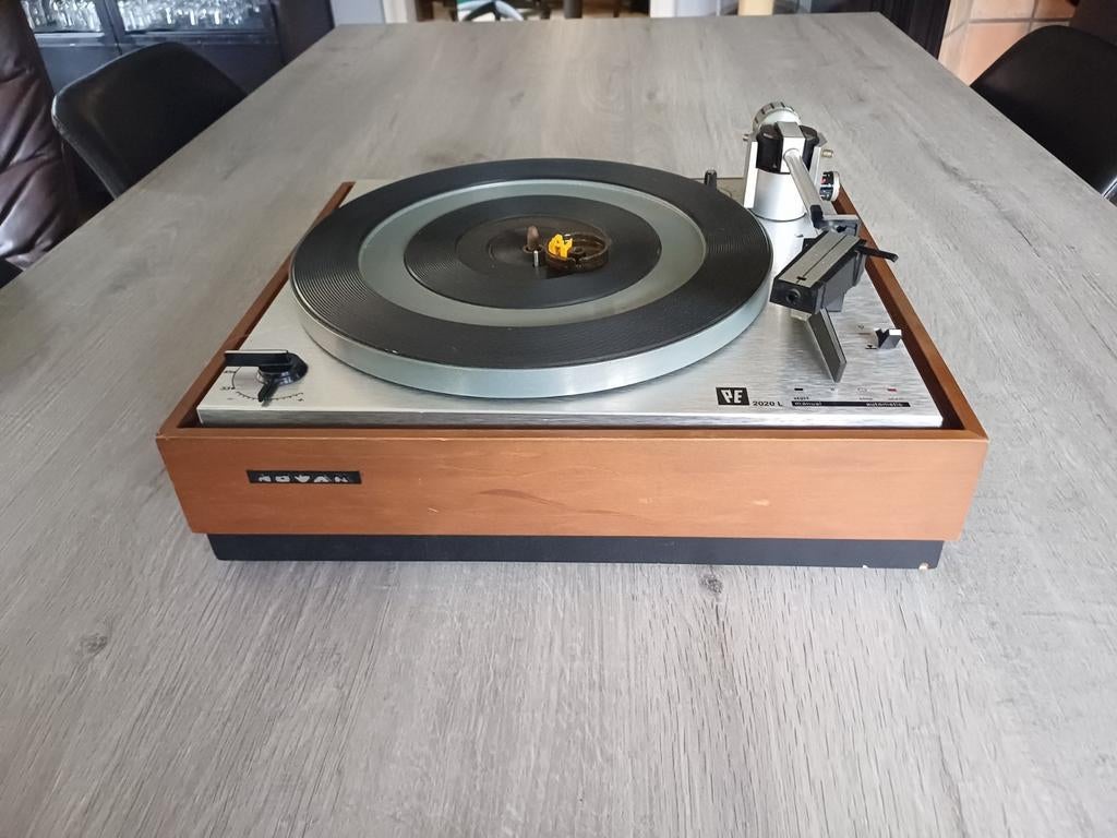 Tourneur de disques Vintage Novak PE 2020 L, TV, Hi-fi & Vidéo, Tourne-disques, Ne fonctionne pas, Tourne-disque, Autres marques