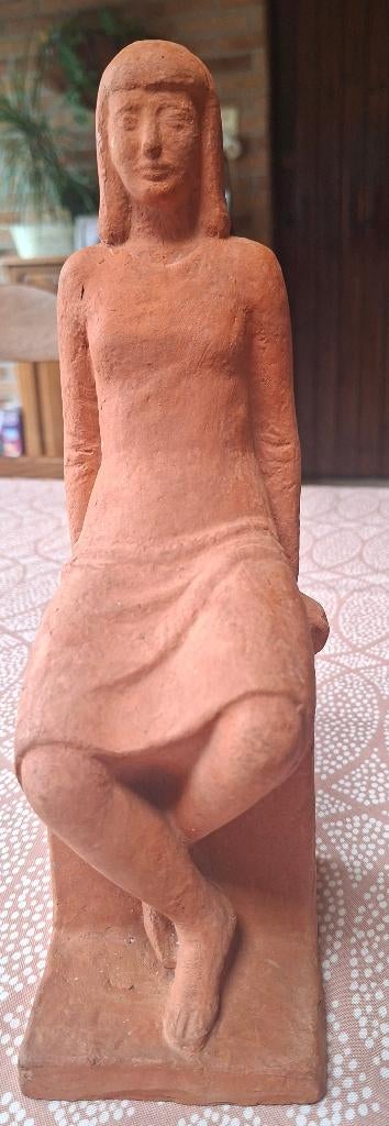 Sculpture Femme assise en terre cuite brut argile, Enlèvement ou Envoi