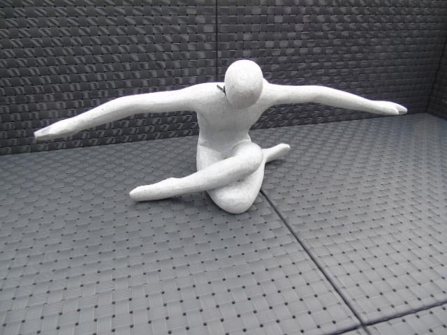 modern zenkunstbeeld in grijze polystone, steenimitatie, Tuin en Terras, Ophalen of Verzenden, Nieuw, Steen, Abstract beeld