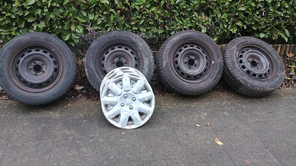 4 roues en pneus neige 195/65/15  peugeot, Auto-onderdelen, Banden en Velgen, Ophalen, Gebruikt, 15 inch, Winterbanden