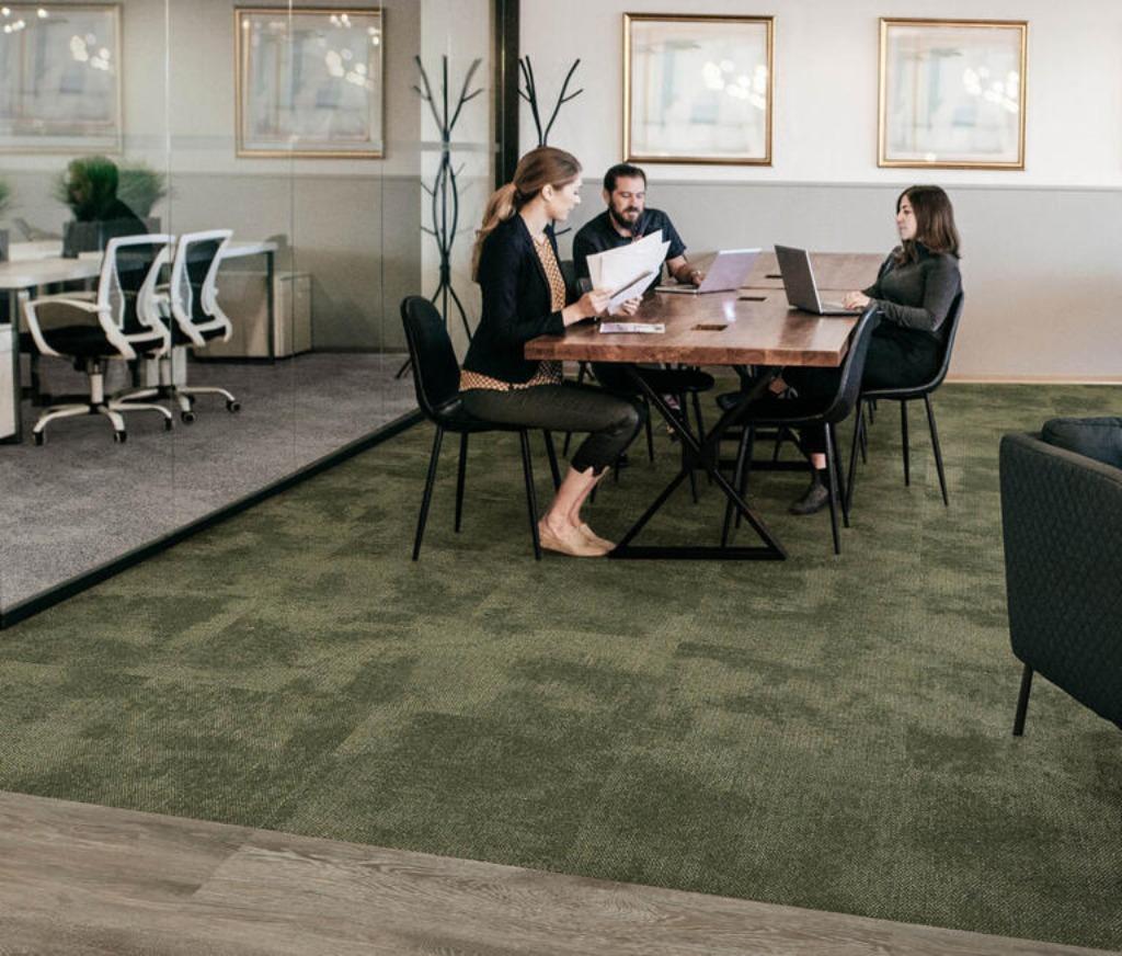 Composure Tapijttegels van Interface met 'Betonlook' effect, Hobby en Vrije tijd, Overige Hobby en Vrije tijd, Nieuw, Ophalen of Verzenden