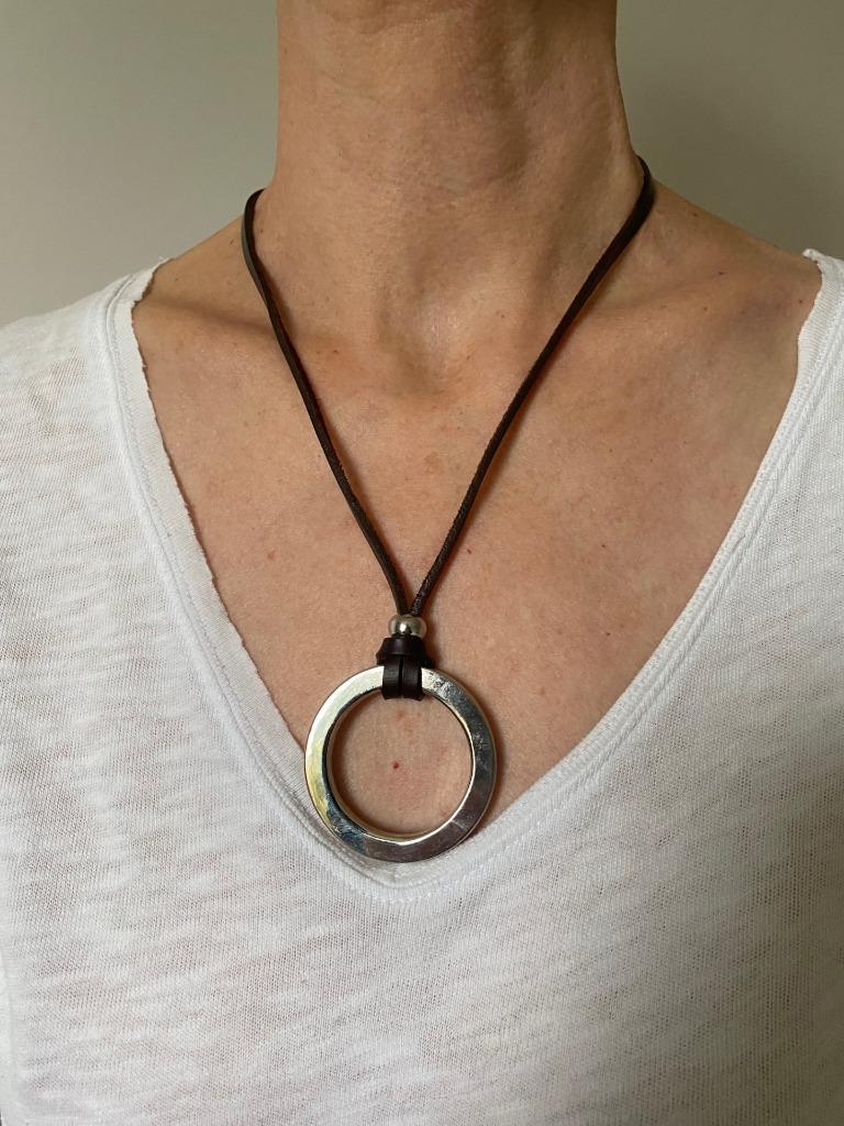 collier anneau métal, Bijoux, Sacs & Beauté, Colliers, Enlèvement ou Envoi, Comme neuf, Brun, Autres matériaux