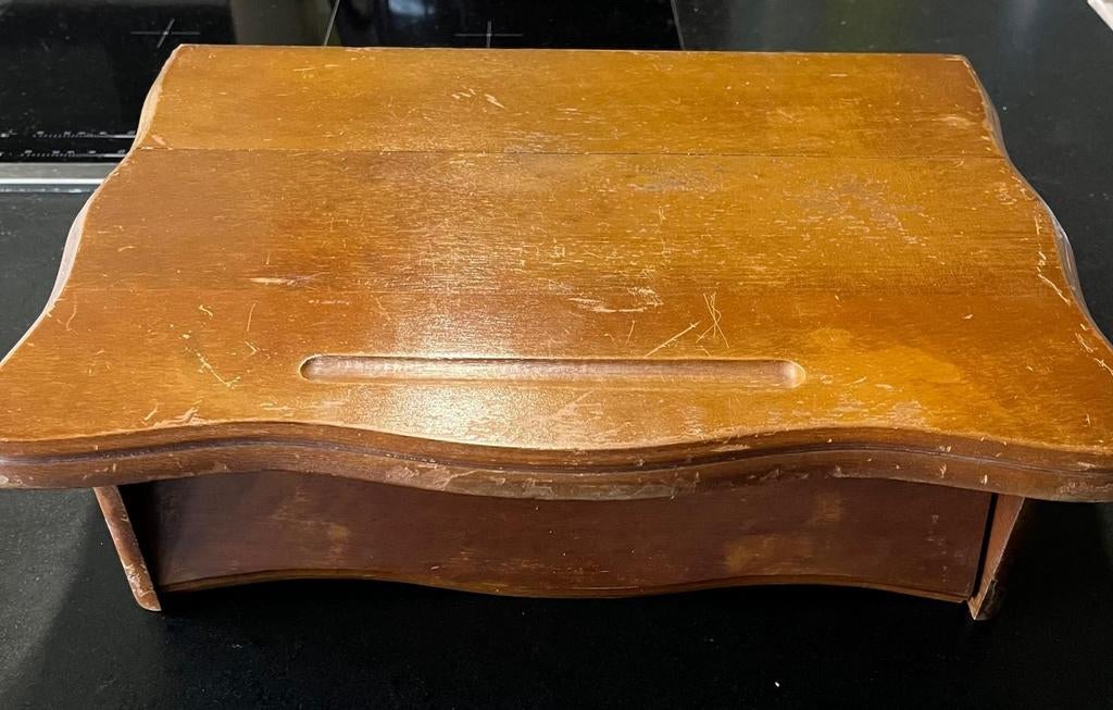Oude antieken schrijf- of tekentafel, Enlèvement