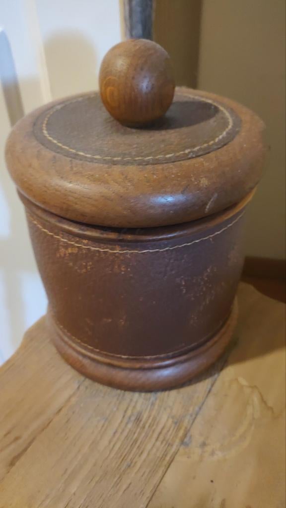 oude houten tabaks-pot met leder en  binnenpot, Ophalen