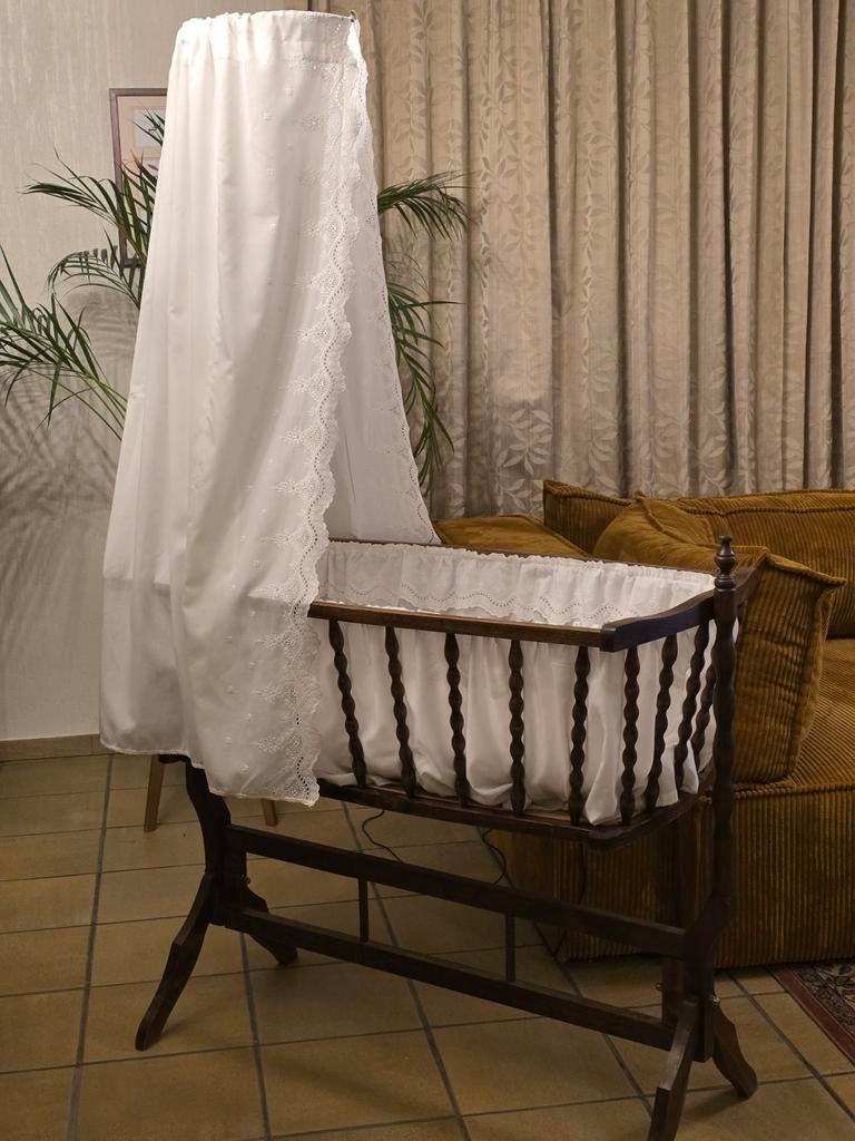 Antieke babybedje met hemel, Ophalen