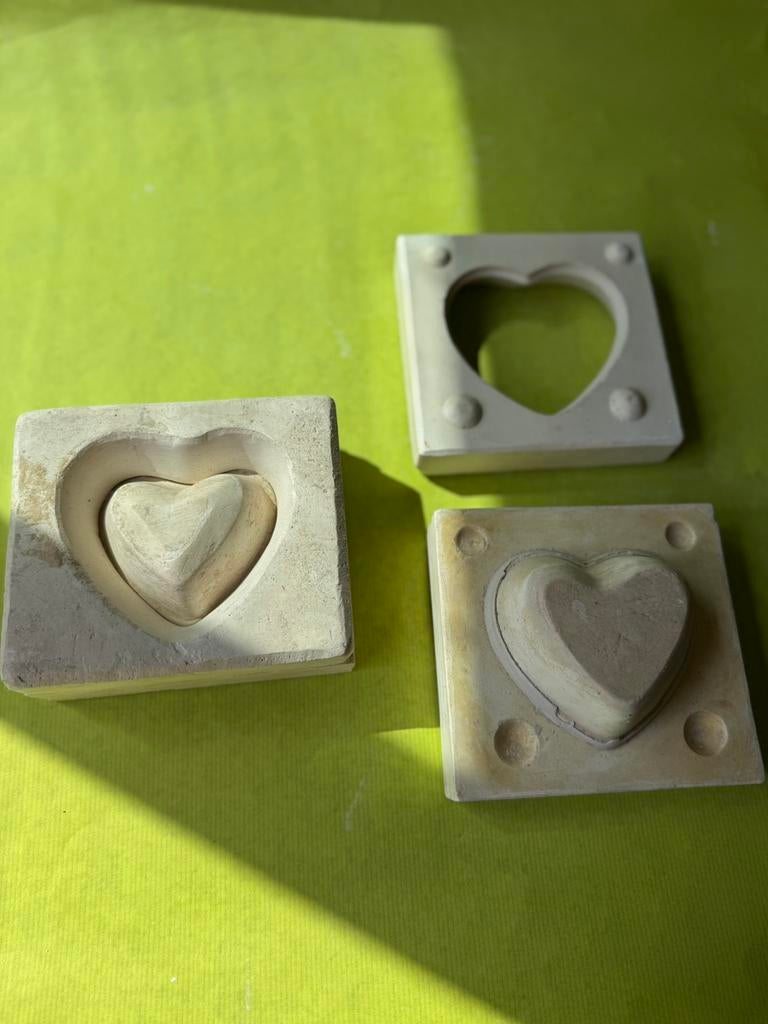 Moules en plâtre en forme de cœur, Enlèvement