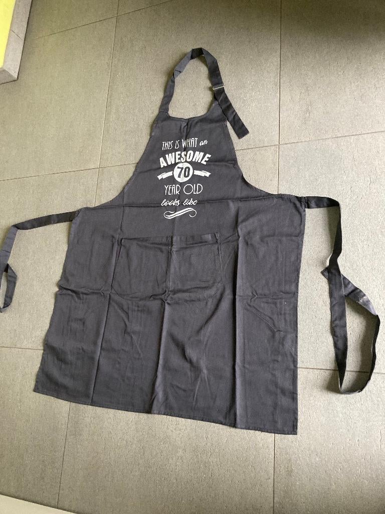 SCHORT 70 JAAR, Maison & Meubles, Cuisine | Linge de cuisine, Enlèvement ou Envoi, Neuf, Gris, Tablier