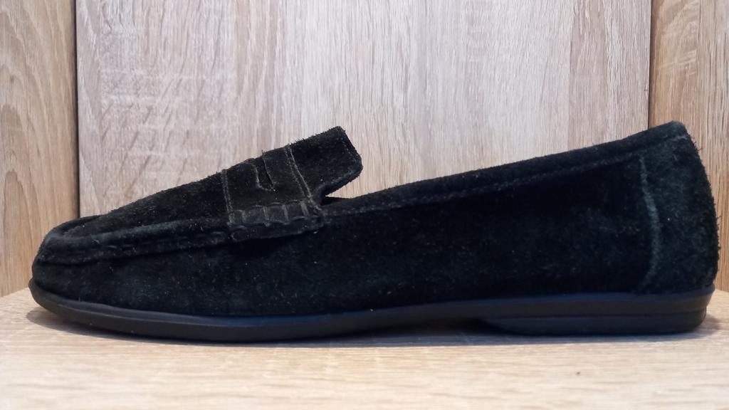 Nieuwe zwarte suède mocassins. Nooit gedragen, Schoenen met lage hakken, Zwart, Nieuw, Ophalen of Verzenden