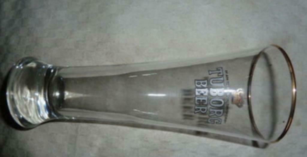 #B bier glas TUBORG BEER grote fluit grijs logo gouden rand, Enlèvement ou Envoi, Neuf, Verre à bière