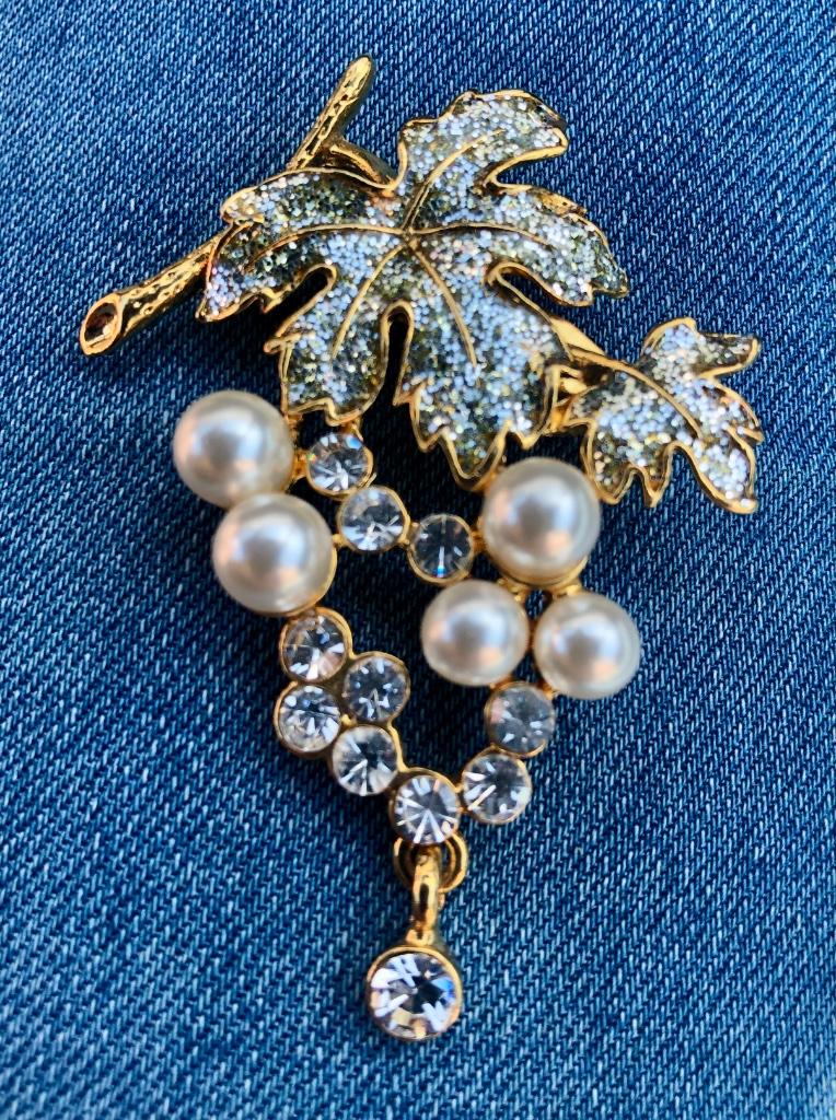 Prachtige vintage broche ‘Druiventros met blad’, Ophalen of Verzenden, Broche