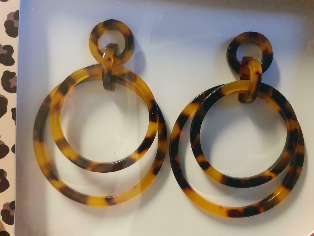 Nieuwe oorbellen in kunststof, Bijoux, Sacs & Beauté, Boucles d'oreilles, Enlèvement ou Envoi, Brun, Autres matériaux, Neuf