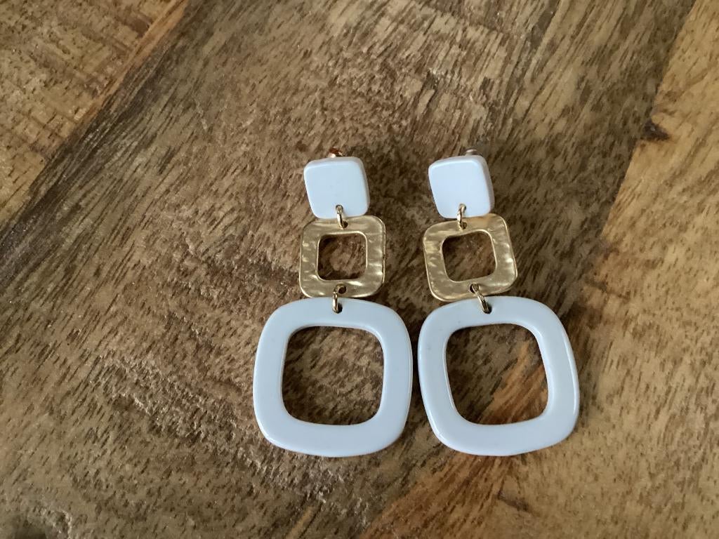Boucles d'oreilles blanches Biba, Bijoux, Sacs & Beauté, Boucles d'oreilles, Enlèvement ou Envoi, Comme neuf, Blanc, Pendantes