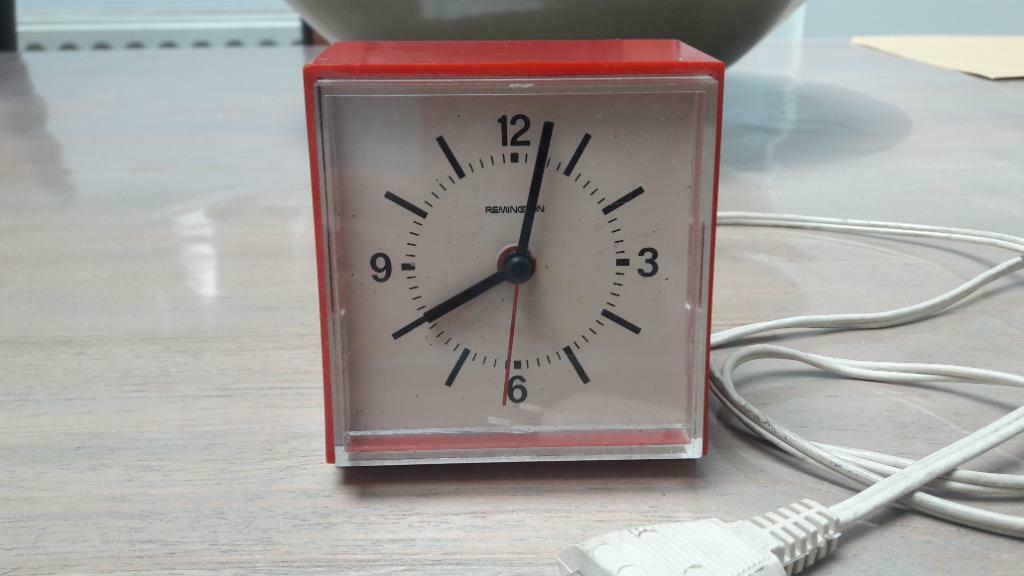 Réveil Remington rouge sur secteur VINTAGE, Enlèvement ou Envoi, Utilisé, Analogique