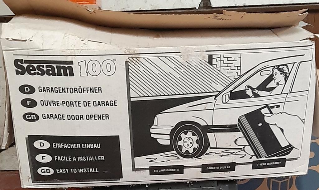 Nieuwe garageopener in verpakking met handzenders erbij, Doe-het-zelf en Bouw, Ophalen, Nieuw