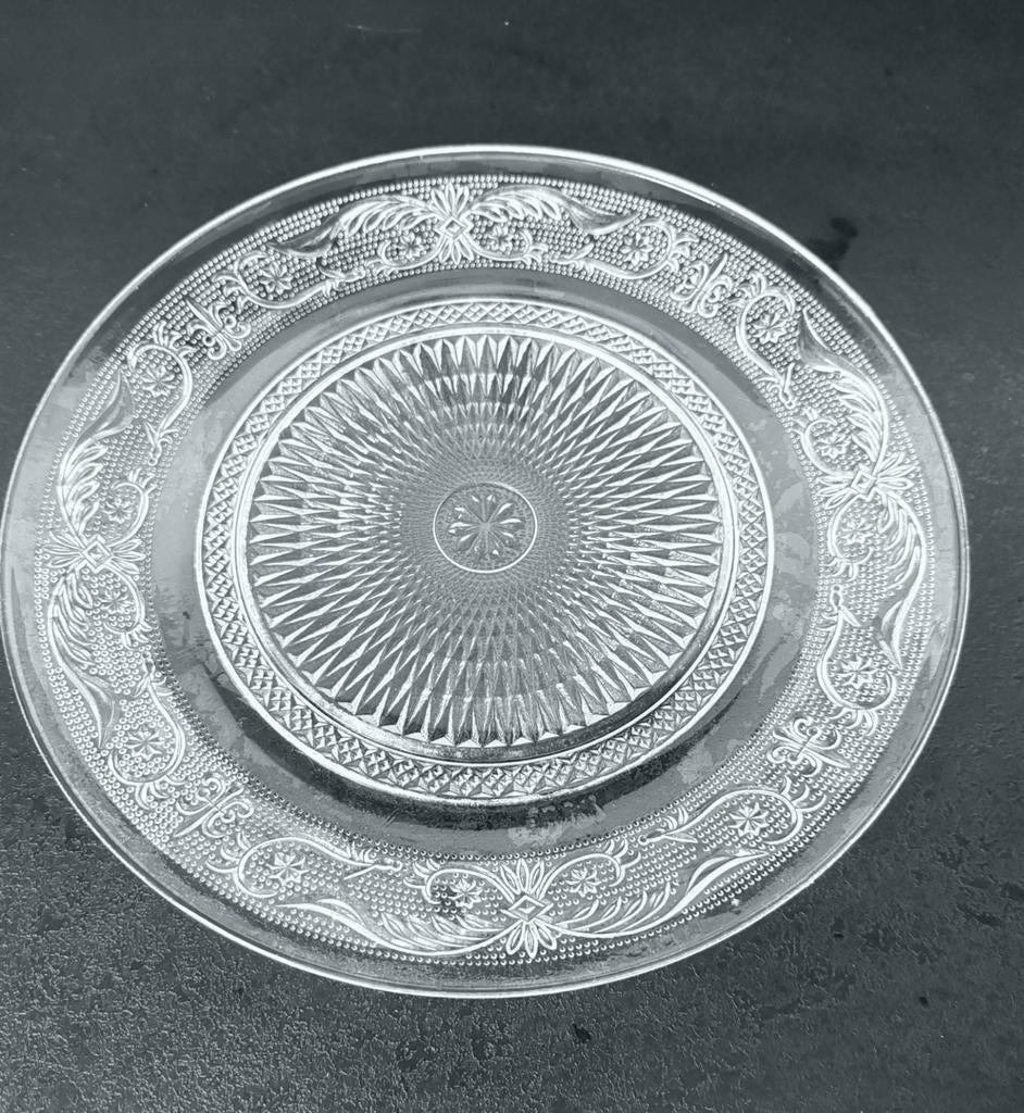 Assiette vintage en verre ciselé transparent 22 cm motif, Enlèvement ou Envoi, Verre